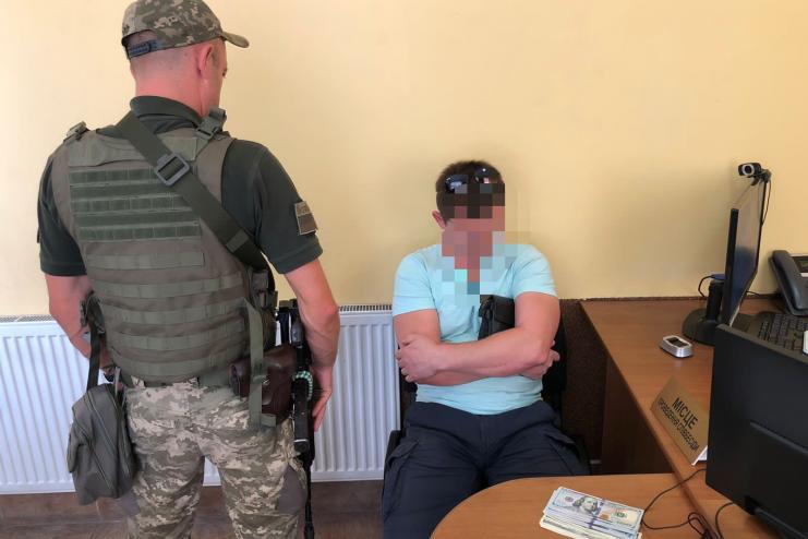 Їхав на «навчання» з кордон: прикордонники затримали українця з фіктивними документами