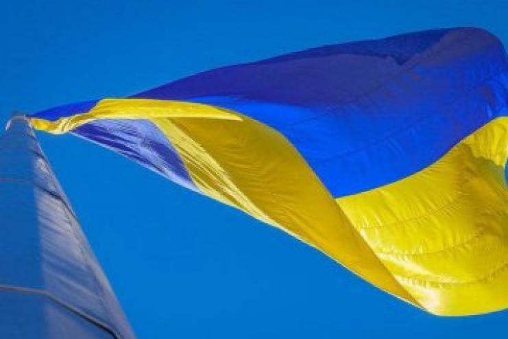 В Одесі винесли вирок чоловіку, який привселюдно викинув прапор України у смітник