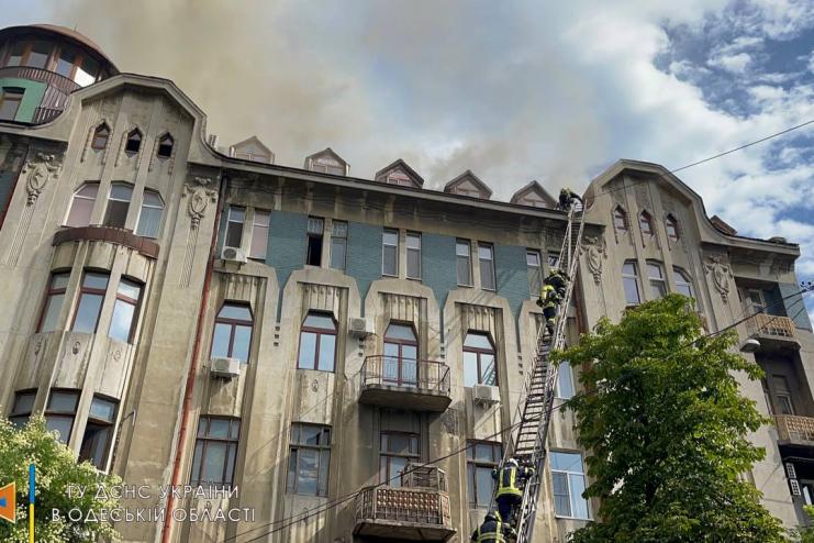 В Одесі триває ліквідація пожежі в житловому будинку