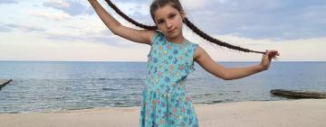 На Одещині 10-річна дівчинка обрізала волосся, щоб допомогти ЗСУ (відео)