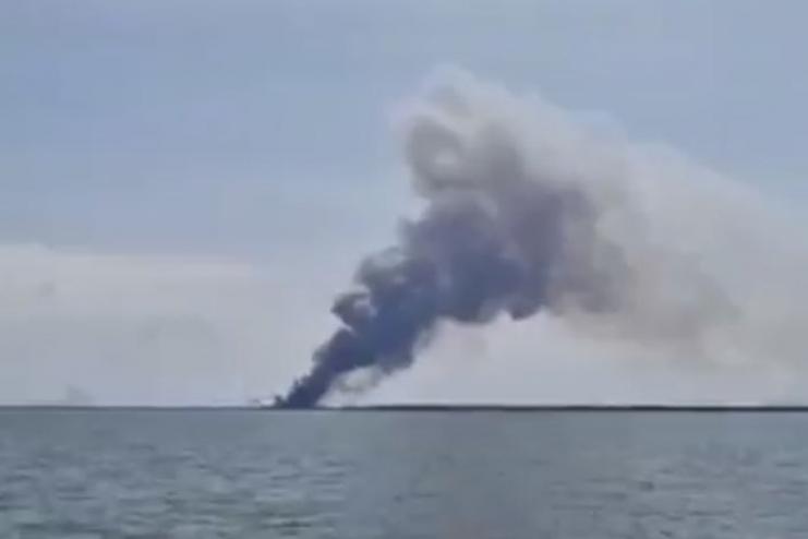 Біля тимчасово окупованого Севастополя у Чорному морі раптово задимився російський корабель