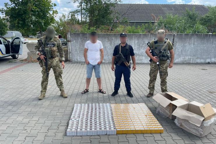 На Одещині прикордонники виявили в жителя Болграду коробки з контрафактними цигарками