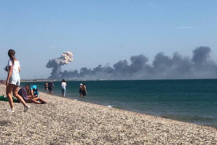 Офіційні особи України роблять заяви на тлі вибухів у Криму