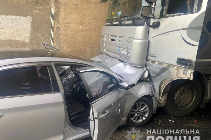 На Одещині зіштовхнулись легковик і вантажівка: постраждалих із травмами терміново доставили у лікарню