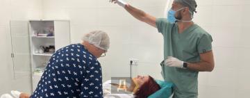 В Одесі хірург-переселенець безкоштовно робить пластичні операції постраждалим від ракетних ударів у Сергіївці (фото)