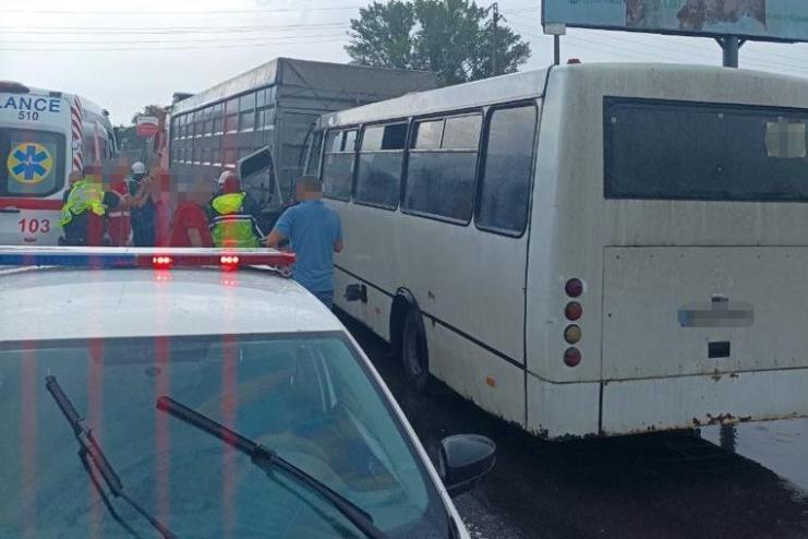 В Одесі маршрутка зіткнулася з вантажівкою: постраждали 5 людей
