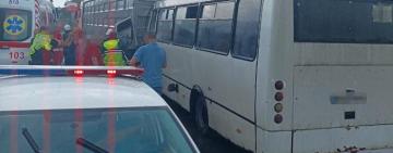 В Одесі маршрутка зіткнулася з вантажівкою: постраждали 5 людей