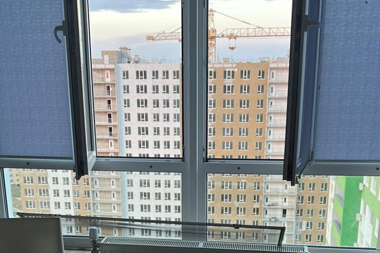 Знову фатальна трагедія: в Одесі трирічна дівчинка випала з вікна 20-го поверху