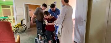 Два поранених братика з Сергіївки, мама і вітчим яких загинули під час ракетної атаки, відправилися на реабілітацію до Австрії (відео)
