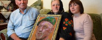 В пам'ять про побратима: прикордонники передали родині загиблого захисника його унікальний портрет (відео)