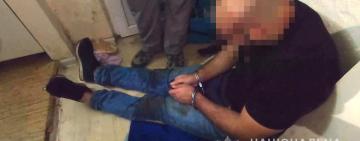 СБУ та поліція затримали двох чоловіків, які намагалися вибити 