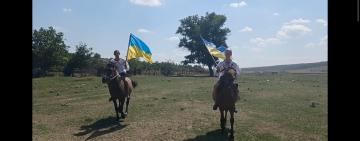 Вершники з прапорами у Бородінській громаді