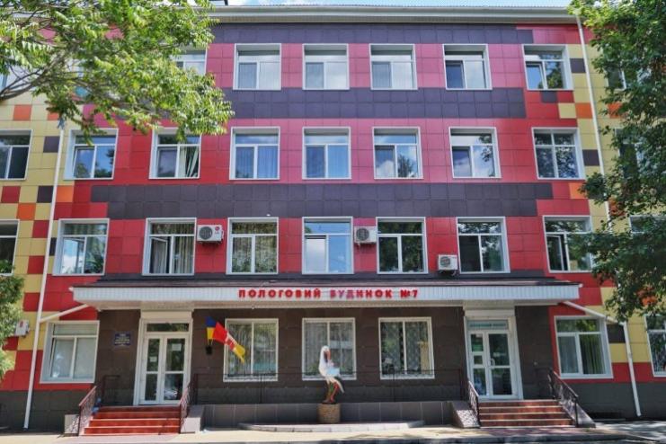  В Одесі охоронець пологового будинку напав на чоловіка через українську мову