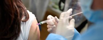 Дві COVID-вакцини перейменували: що буде з сертифікатами