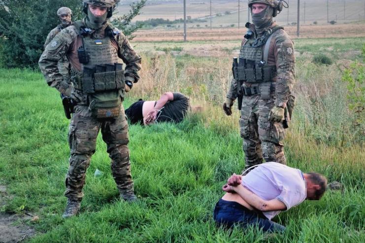 Проникали в чужі будинки, жорстоко били господарів та забирали цінності: на Одещині викрили злочинну групу.
