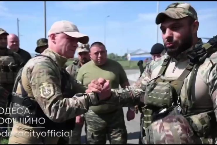 Труханов відвідав позиції українських бійців на Миколаївщині та передав броньовану бойову розвідувально-дозорну машину