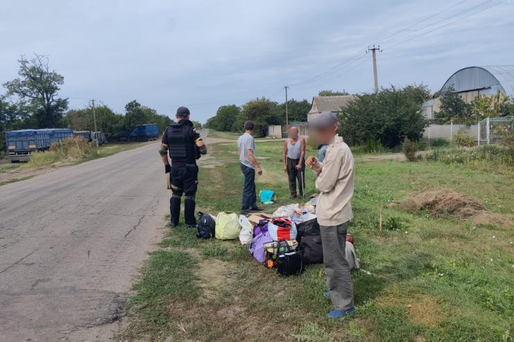 Літні люди з Херсонщини подолали кілометри, аби бути в Україні