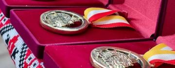 Волонтери, водій та директорка телеканалу: кому з одеситів вручили відзнаку "За оборону Одеси"