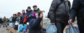 Якщо українець їде за кордон назавжди, виплату пенсії можуть припинити