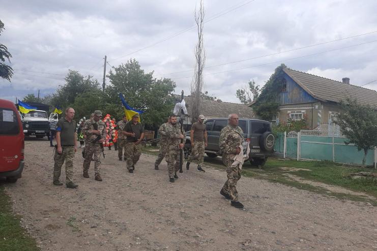 Сьогодні березинці зустріли живим ланцюгом свого героя-односельця