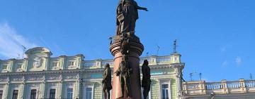 Активісти обіцяють знести пам’ятник Катерині в Одесі:  вже з'явився надпис «Катерина дорівнює путін»