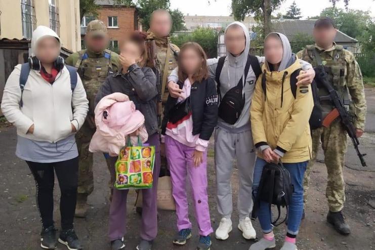 Прикордонники виявили і звільнили п’ятьох підлітків, яких окупанти утримували у підвалі 