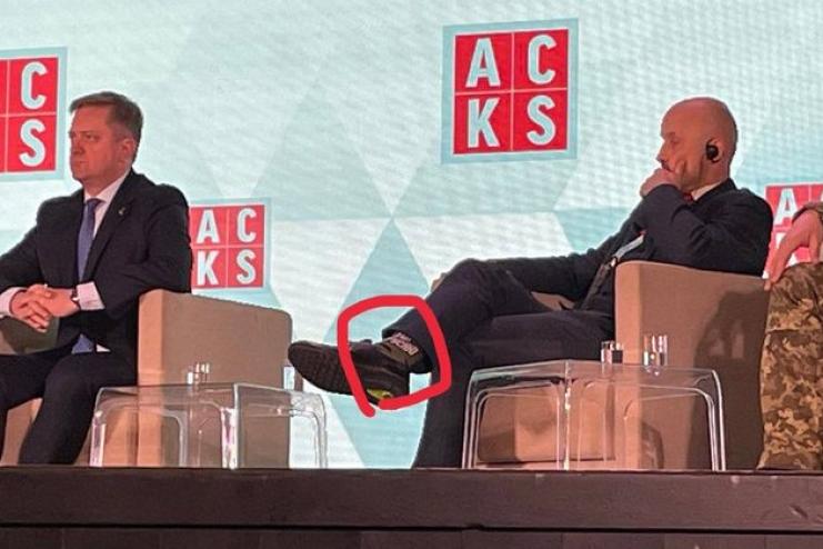 "Шкарпетки - бомба": шкарпетки директора Центру стратегічних комунікацій НАТО підірвали мережу