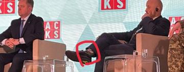 "Шкарпетки - бомба": шкарпетки директора Центру стратегічних комунікацій НАТО підірвали мережу