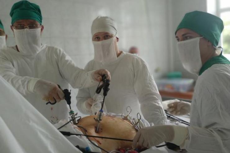 В Кілії хірург-переселенець з Херсону вперше провів операцію сучасним малоінвазійним методом