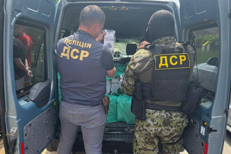 Скеровано до суду: на Одещині судитимуть банду, яка виготовляла сурогатний алкоголь та продавала як «елітку»