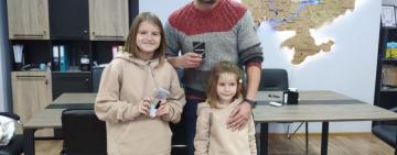 10-річна жителька Одещини особисто передала Сергію Притулі 31 тис грн на ЗСУ (відео)