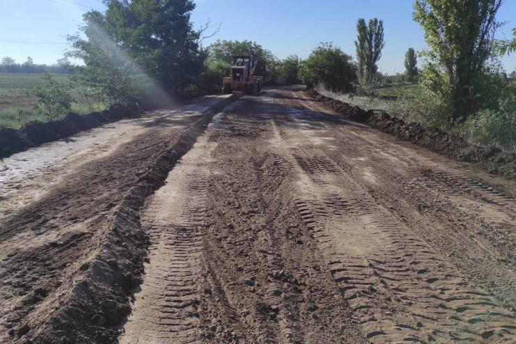 У Павлівській громаді завдяки підтримці фермера зробили поточний ремонт дороги