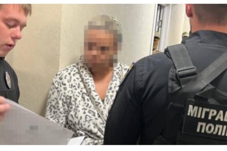 На Одещині громадянка в період воєнного стану вербувала жінок для зайняття проституцією за кордоном