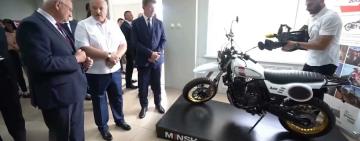 Білорусь заборонила вивозити в росію смартфони, пилососи та автомобілі