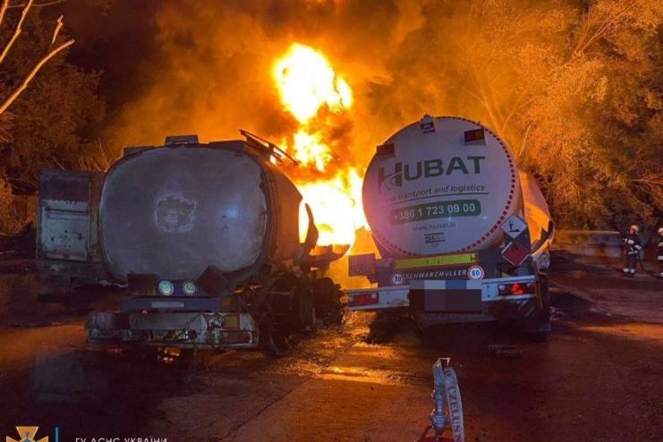 Масштабна пожежа на Одещині: горіли два бензовози і два зерновози