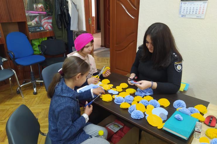 На Одещині поліцейські допомогли дітям підготуватися до ярмарку, на якому збиратимуть гроші для ЗСУ