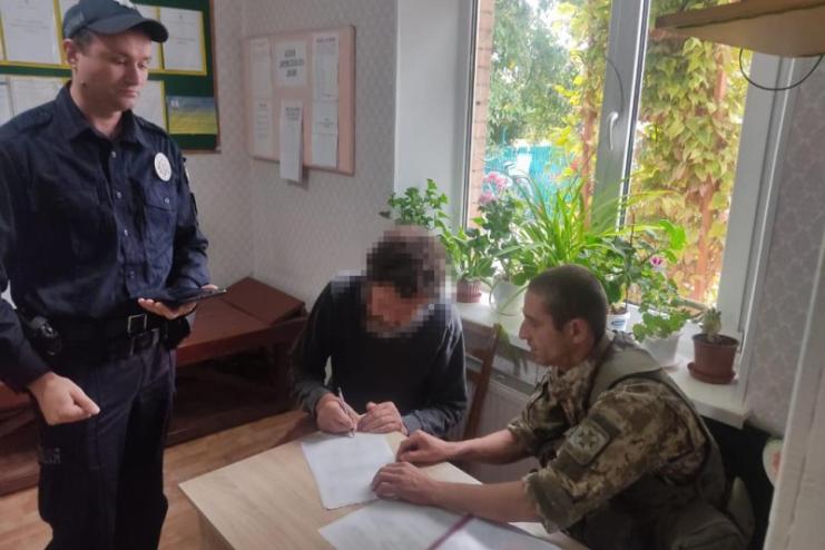 В селі на Одещині небайдужі мешканці виявили нелегала з рф 