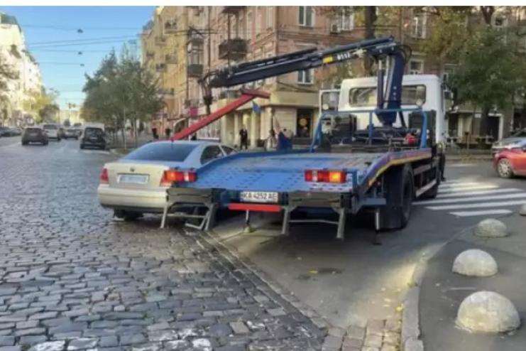 В Україні евакуювали автомобіль поліцейського за неправильне паркування