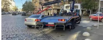 В Україні евакуювали автомобіль поліцейського за неправильне паркування