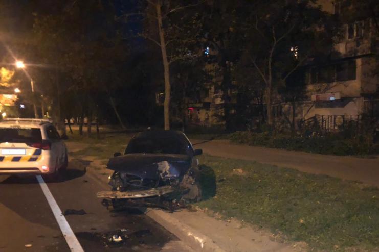 «Не ображай жінку»: одеситка після сварки «взяла поганяти» ВMW чоловіка та наїхала на стовп
