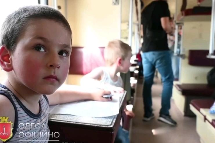 До Чернівців відправилися 43 вихованця будинків дитини Одеси