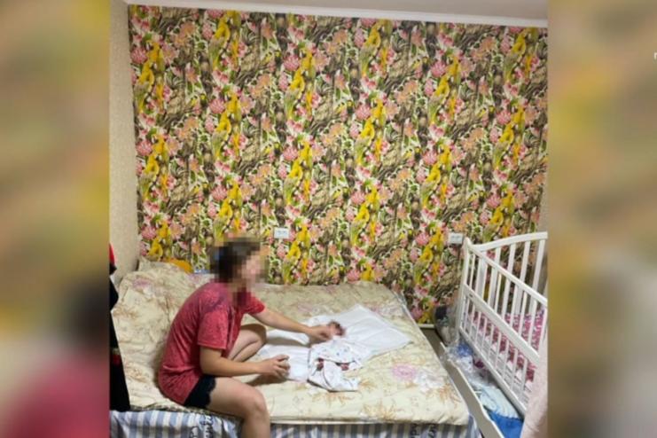Одеситка вночі залишила півторамісячну дитину в каналізаційному люці та пішла по справах (фото)