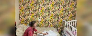 Одеситка вночі залишила півторамісячну дитину в каналізаційному люці та пішла по справах (фото)