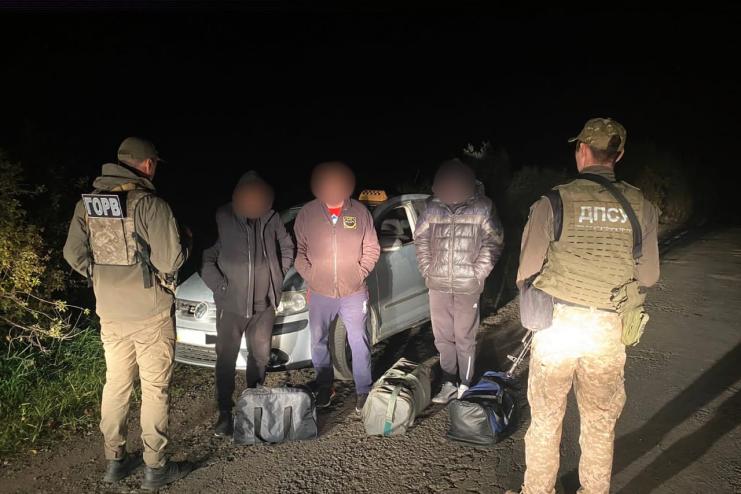 «Квиток» за 4500 $: на Одещині затримали двох чоловіків, які намагались потрапити за кордон (відео)