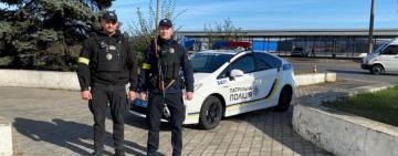 Коли важлива кожна секунда: одеські патрульні доставили до лікарні непритомну 8-річну дівчинку 