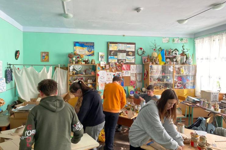 Учні Кілійської школи на уроках трудового навчання виготовляють окопні свічки на передову