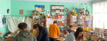 Учні Кілійської школи на уроках трудового навчання виготовляють окопні свічки на передову