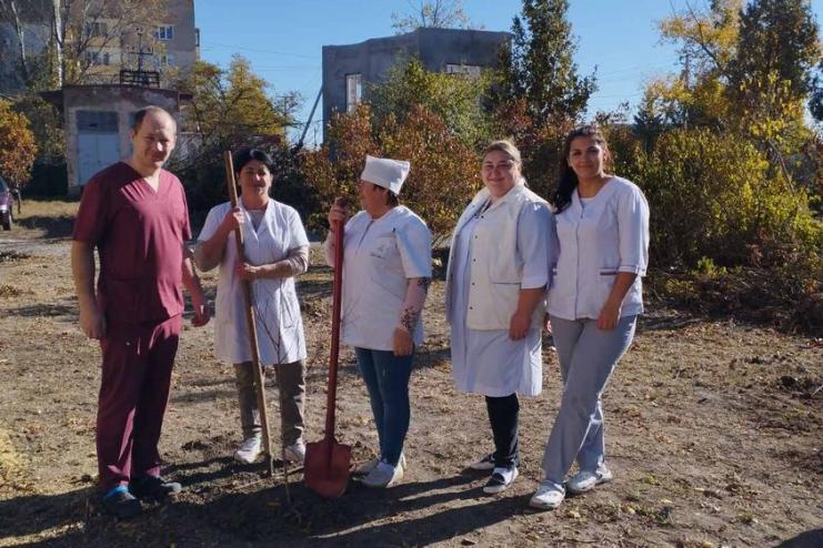 На території Кілійської лікарні оновили зелені насадження