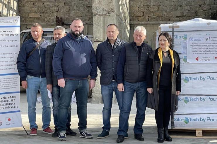Аграрії Одещини отримали рукави для зберігання зерна