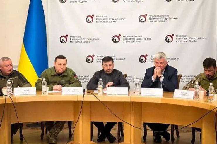 Вони – легенда: уповноважений ВР з прав людини зустрівся з родичами полонених захисників Зміїного